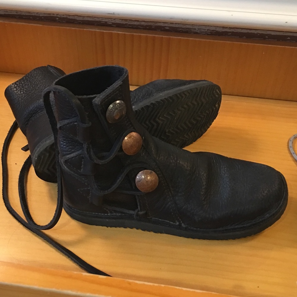 Leather moccasin boots, 9/9.5